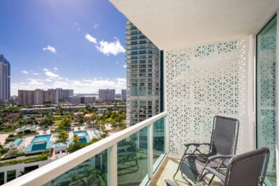 Panneau de brise-vue design sur un balcon