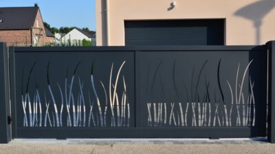 Personnalisez la tôle pour votre portail afin de donner le style que vous souhaitez à l'entrée de votre maison.