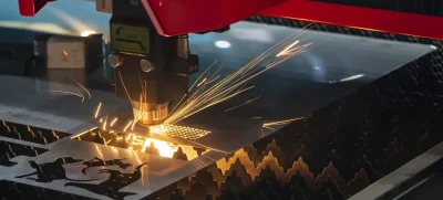 Nous utilisons une machine de découpe laser afin créer la perforation sur la matière choisie.