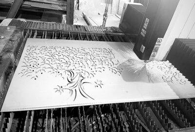 Notre machine spéciale découpe la tôle acier de 2mm selon les dimensions dont vous avez besoin.