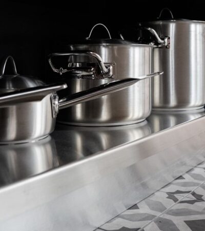 La plaque en inox est souvent utilisée dans les cuisines, il est donc importer de les nettoyer régulièrement.