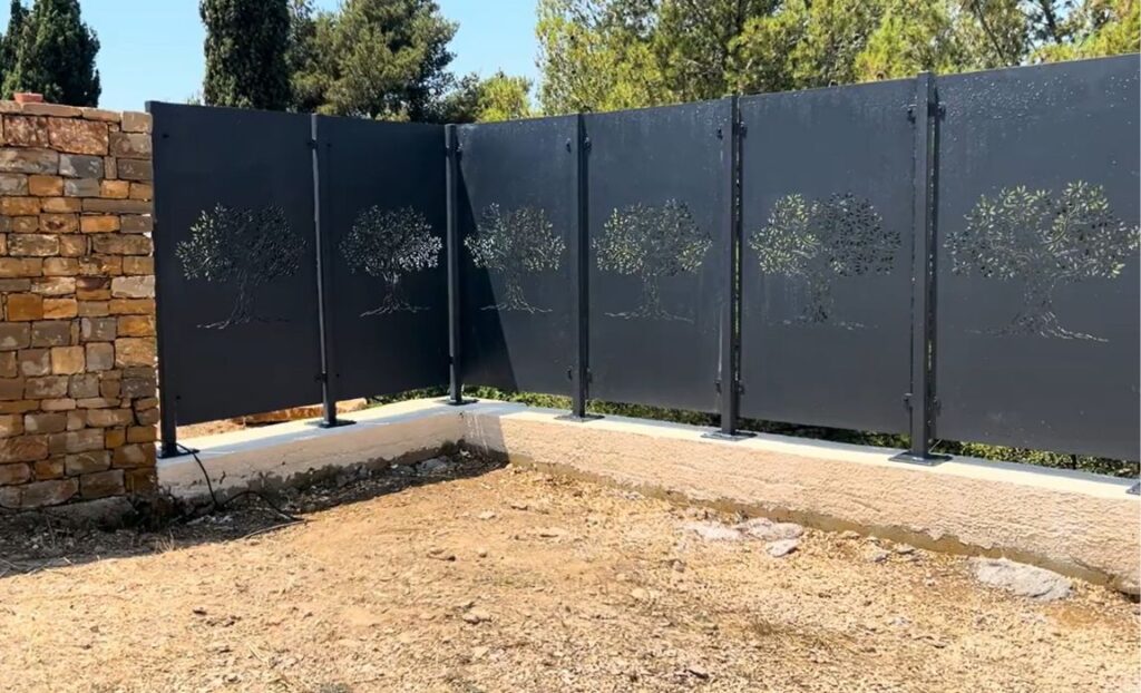 Voici l'exemple d'une clôture avec un motif végétal.