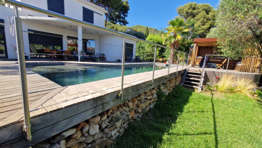 Garde-corps installé en bord d'une piscine.