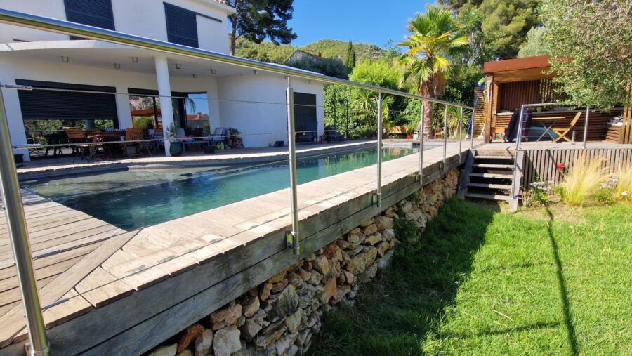 Garde-corps installé en bord d'une piscine.