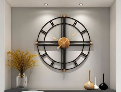 Cette horloge murale en métal s'intègre magnifiquement bien dans votre salon.