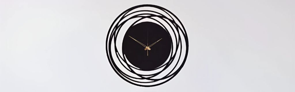 Une horloge murale en métal idéale pour les ERP.