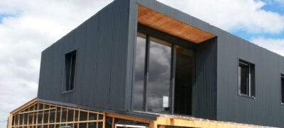 Utilisez la tôle métallique pour le bardage de façade de votre maison.