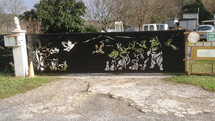 Personnalisez votre portail selon vos envies grâce à notre machine de découpe laser.