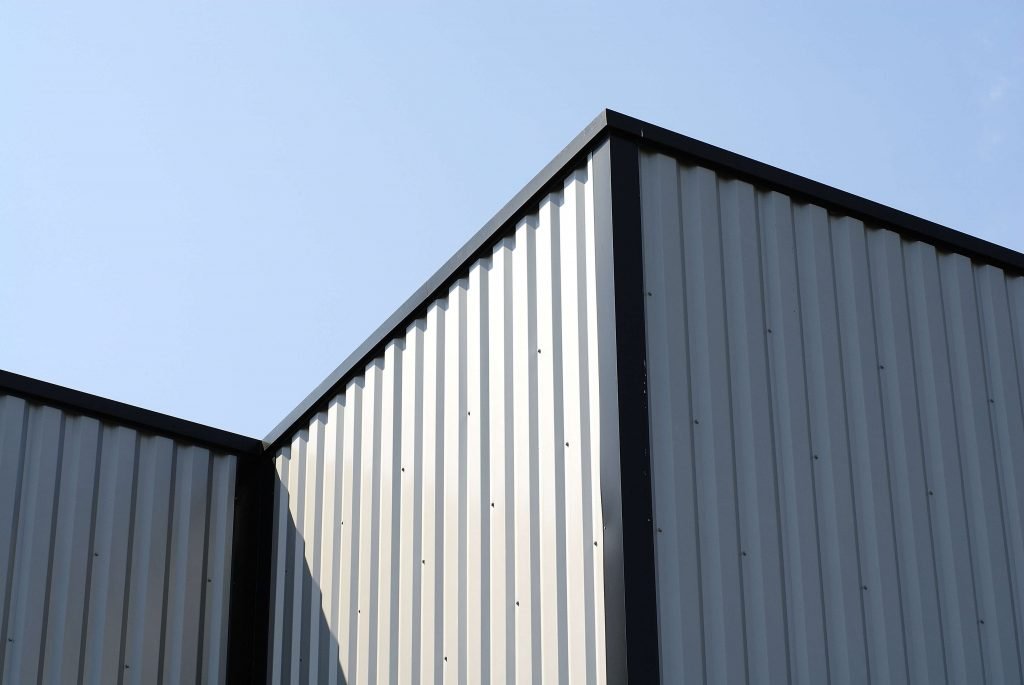 Les tôles de bardage peuvent être en acier ou en aluminium.