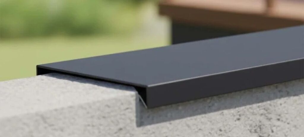 Le pliage de la tôle vous permet de créer des couvertines pour votre terrasse.