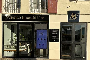 Logo d'agence immobilière en métal découpé au laser avec plaque informative