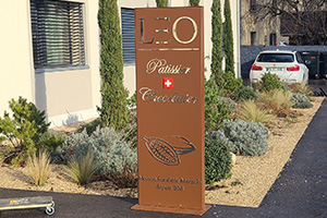 Enseigne totem avec logo