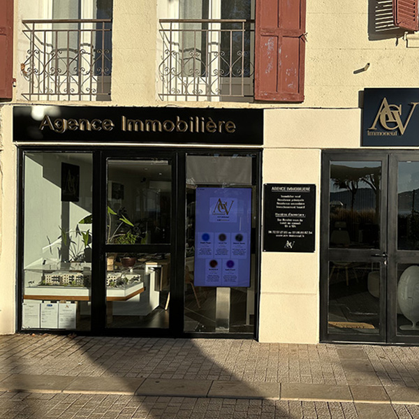 Enseigne magasin en métal découpée au laser sur mesure