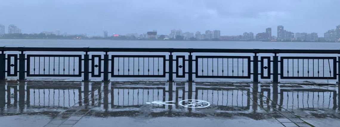 Les garde-corps extérieurs sont conçus pour résister plus facilement aux mauvaises conditions climatiques, comme le vent ou la pluie par exemple.